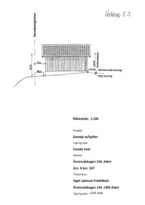 Fasadetegning av en garasje med kjeller, inkludert mål og terrengforhold.