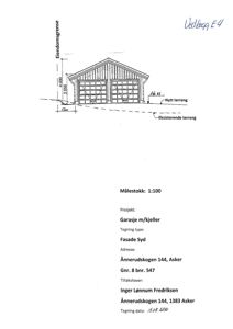 Fasadetegning av en garasje med kjeller, inkludert mål og terrengforhold.