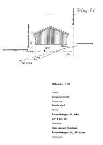 Fasadetegning av en garasje med oppriss av terrengforhold og målestokk.