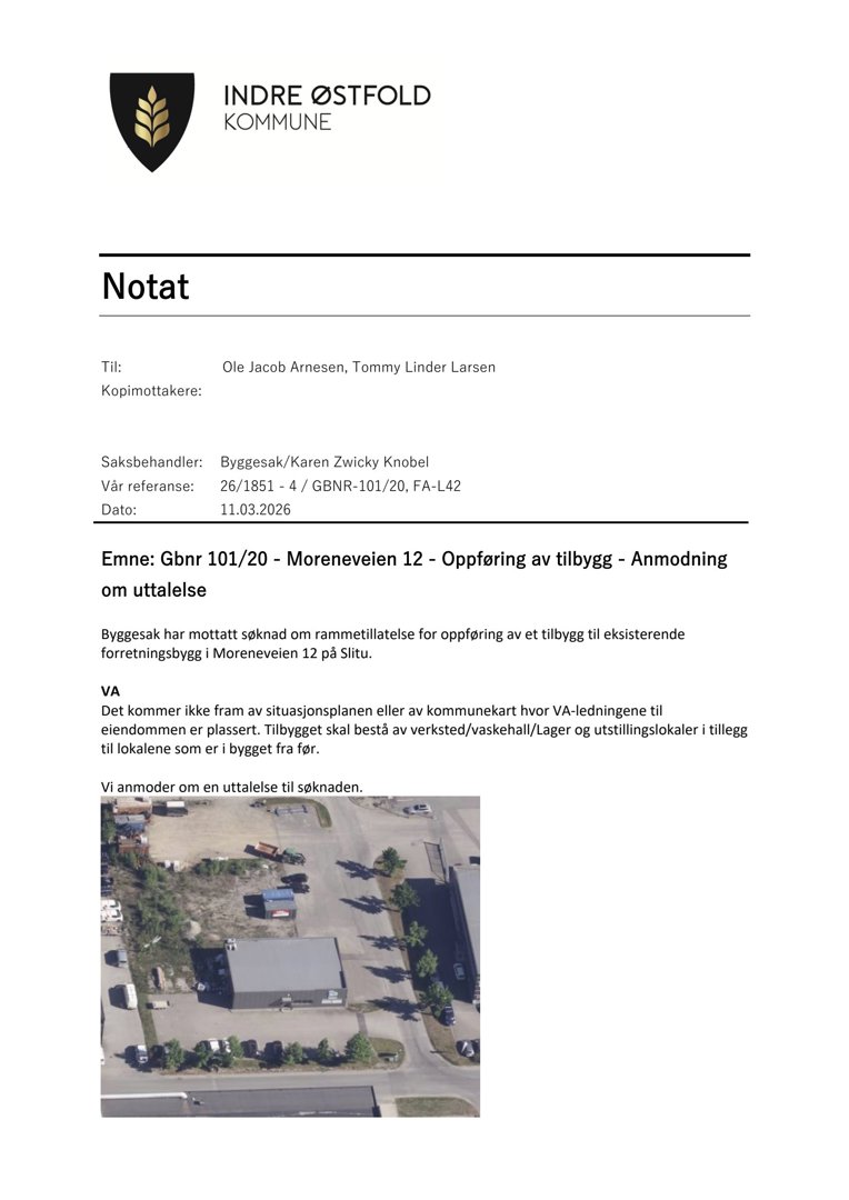 Luftfoto av eiendom og omgivelser ved Moreneveien 12 i Slitu, inkludert eksisterende bygning, parkeringsplass og nabolag.