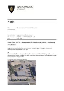 Luftfoto av eiendom og omgivelser ved Moreneveien 12 i Slitu, inkludert eksisterende bygning, parkeringsplass og nabolag.