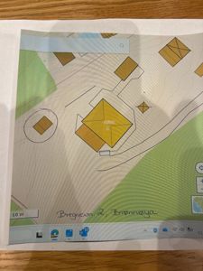 Situasjonsplan som viser bygningenes plassering på tomt med terrengforhold og nabobygninger.