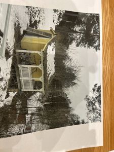 Fotografi av en gul bygning med snø på taket og i omgivelsene.