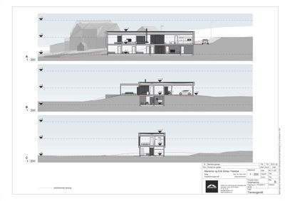 Tegning som viser tre ulike tverrsnitt (A, B og C) gjennom en bygning for å illustrere høydeforhold, innvendig romfordeling og grunnforhold.