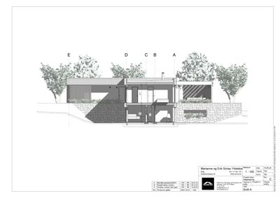 Snittegning (Snitt A) som viser bygningens indre oppbygning, romfordeling og konstruksjon sett i tverrsnitt.