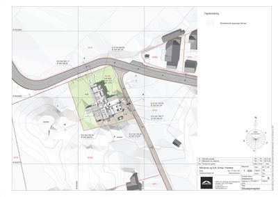 Situasjonsplan som viser tomt, bygning og omgivende terreng.