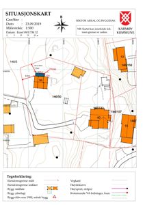 Situasjonskart som viser eiendomsgrenser, høydekurver, eksisterende bygninger og planlagt tiltak (tilbygg) med mål.