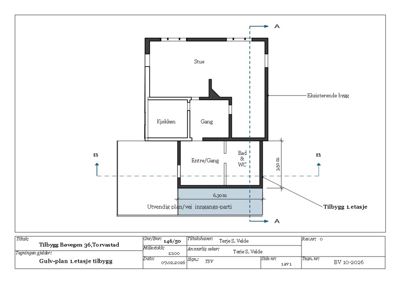 Gulvplan for 1. etasje av en tilbygg til en eksisterende bygning. Planen viser romfordeling (stue, kjøkken, gang, bad/WC) og dimensjoner.