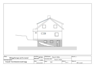Fasadetegning som viser oppriss av en toetasjes bygning med tak, vinduer og grunnmur. Tegningen inkluderer også en situasjonslinje som viser terrengforhold.