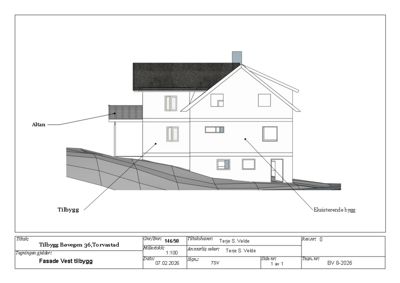 Fasadetegning som viser et tverrsnitt av en bygning med en eksisterende del og en tilbygg. Tegningen inkluderer detaljer om vinduer, tak, og terrengforhold.