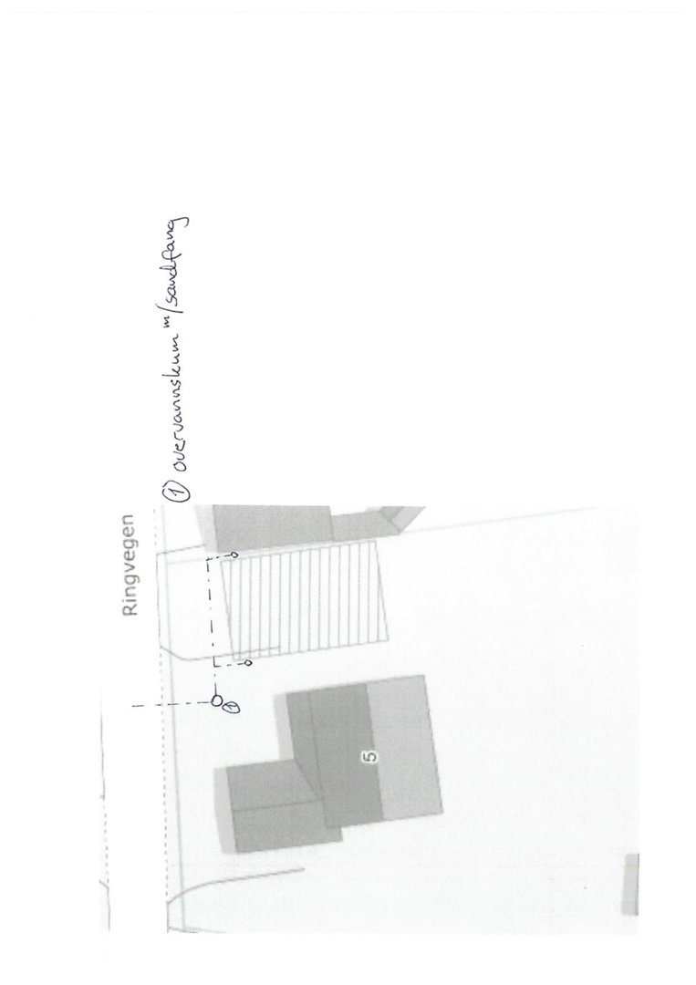 Situasjonsplan som viser bygningens plassering i forhold til omgivelsene, med merking av 'Ringvegen' og 'overgangstunnel/sandfang'.