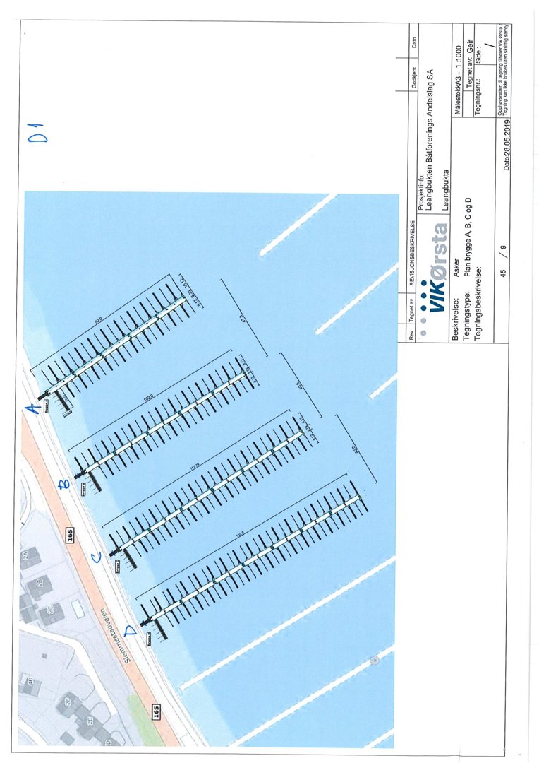Situasjonsplan som viser en bryggeanlegg med flere båtplasser og tilstøtende landareal.