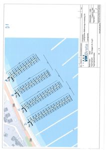 Situasjonsplan som viser en bryggeanlegg med flere båtplasser og tilstøtende landareal.