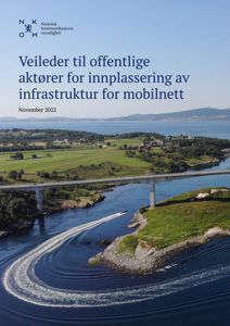 Fotografi som viser en bro over et vann, med en båt som etterlater en hvit skumspor. Bildet er brukt som bakgrunn på forsiden av en veileder.