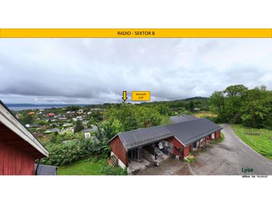 Fotografi av en bygning (sjekkpunkt) sett fra en høyde, med et landskap i bakgrunnen. Bildet inneholder også tekniske merknader som 'RADIO - SEKTOR B' og 'Azimuth 170°'.