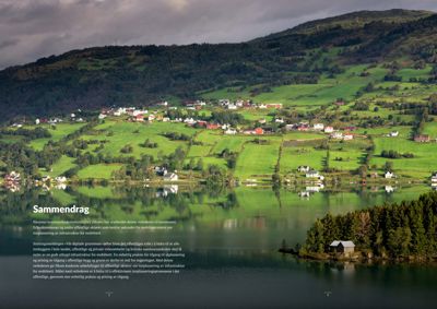 Fotografi av et landskap med fjord, fjell og hus i bakgrunnen.