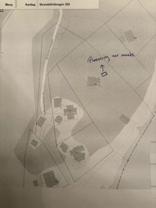 Situasjonsplan som viser tomt, nabobebyggelse, høydemål og en håndskrevet notis om plassering av en annen bygning.