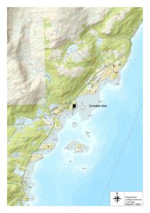 Situasjonskart som viser topografi, vannveier, veier og bygningsplasseringer i et område langs kysten. Kartet viser også en svart firkant merket 'Omsøkte tiltak' og en kompassrose.