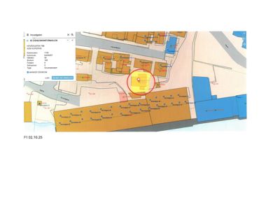 Situasjonsplan som viser bygningens plassering i forhold til nabolaget, veier og grunneiergrenser.