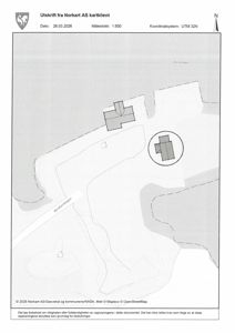 Situasjonsplan (tomtekart) som viser bygningens plassering i forhold til nabolag, gater og terrengforhold.