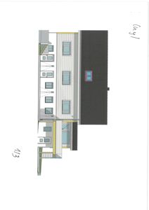 Snittegning som viser bygningens indre oppbygning, romfordeling og fasade sett i tverrsnitt.