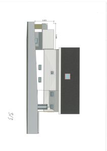 Snittegning som viser tverrsnitt gjennom en bygning med vinduer, fasadematerialer og dimensjoner.