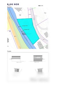 Bildet viser en situasjonsplan (banekart) og fire fasadetegninger for en planlagt bygning.