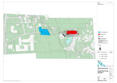 Situasjonsplan som viser tomtens beliggenhet, omgivende infrastruktur, topografi og plassering av nye bygg (rødt) og parkeringsplasser (blått) i forhold til eksisterende bebyggelse.