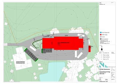 Situasjonsplan som viser plassering av nytt og eksisterende renseanlegg, parkeringsplasser og vei i forhold til terrenget.
