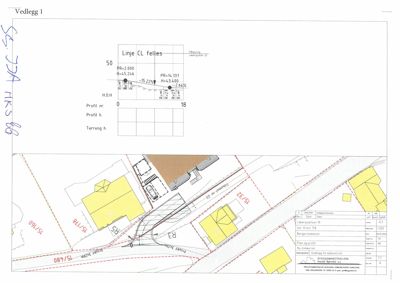 Situasjonsplan som viser tomtens grenser, nabobebyggelse, veier og høydekonturer.