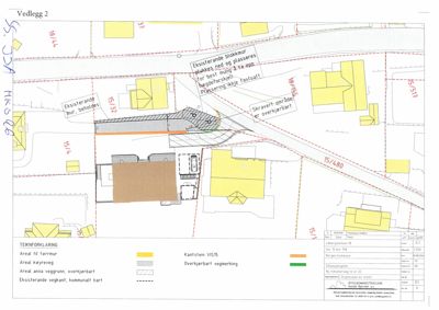 Situasjonsplan som viser tomtens beliggenhet i forhold til nabolaget, eksisterende veggrunn, blokkmur og overkjørbar vegveksling.
