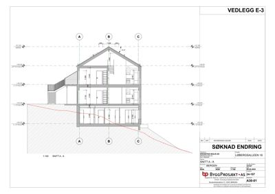 Snittegning (Snitt A-A) som viser bygningens tverrsnitt, høyder, etasjer og grunnforhold.