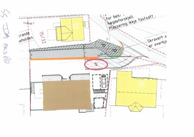 Situasjonsplan som viser tomtens beliggenhet, nabobebyggelse, veier, parkeringsplasser og reguleringer.