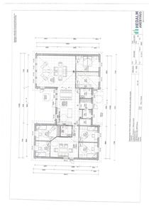 Etasjeplan (1. etasje) for en bygning med romfordeling, dimensjoner og møbelplassering.