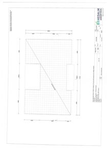 Etasjeplan (1. etasje) med romfordeling, dimensjoner og en diagonal delingslinje.