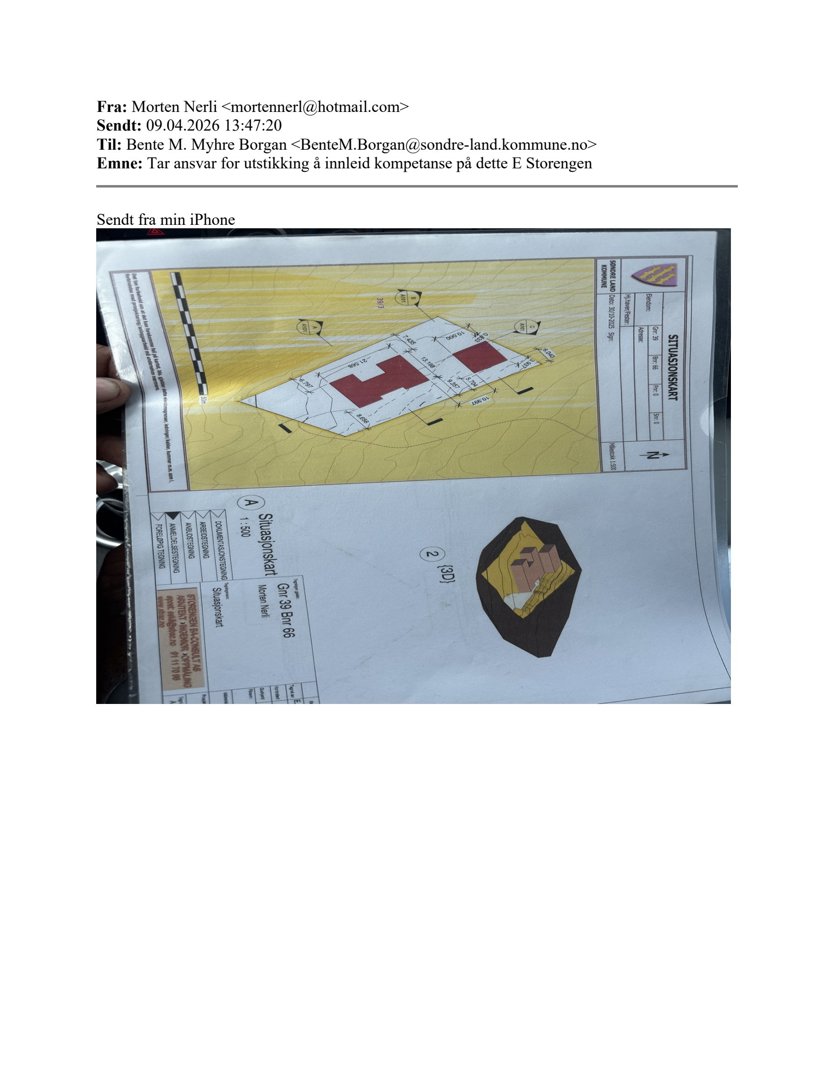 Fotografi av en situasjonsplan (tomteplan) som viser et byggefelt med to røde bygninger, omgitt av gress og trær. Bildet er tatt med en mobiltelefon og viser også e-posthøvelen over.