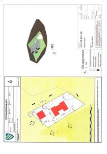 Situasjonskart som viser tomtens form, grenser, høydemål og plassering av bygningene (røde felter) i forhold til terrenget.