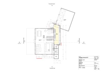 Etasjeplan (Plan 1) for en tilbyggssak, som viser romfordeling, møblering og dimensjoner.