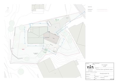 Situasjonsplan som viser tomtens grenser, topografi, nabobebyggelse, planlagt bygning og tilhørende arealer.