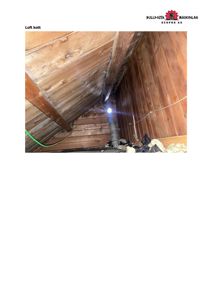 Fotografi av et loftskott (loftkott) med synlig takkonstruksjon, isolasjon og en røykledning.