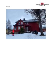 Fotografi av en rød bygning med snø på bakken og en person i sikkerhetsutstyr.