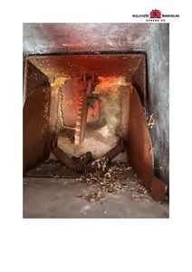 Fotografi av en rustet, metallisk mekanisme, sannsynligvis en del av en maskin eller en ventilasjonssjakt.