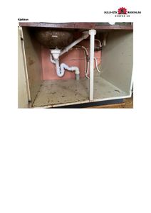 Fotografi av rørleggerarbeid under kjøkkenbenken, med tekst 'Kjøkken' øverst til venstre.