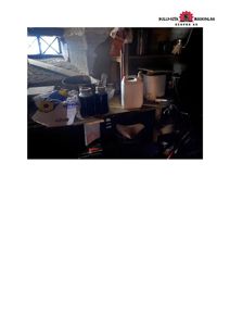 Fotografi av et innendørs rom, sannsynligvis en garasje eller lager, som viser hyller med beholdere og utstyr.