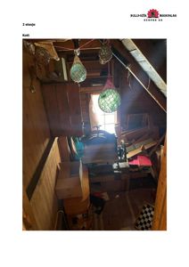 Fotografi av et kott (loft) med utstyr og gjenstander, inkludert en maskin og henger.