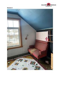 Fotografi av et soverom (merket 'Soverom 3') med en sofa, et teppe og et skråtak.