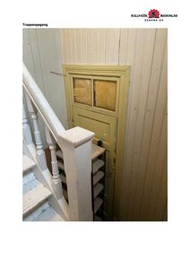 Fotografi av en trapp oppgang med en gul dør og hvite trappetrinn.