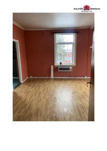 Fotografi av et tomt rom med gulv, vegger, vindu og dør.