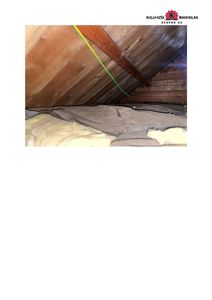 Fotografi av et takrom eller loft med synlig isolasjon, takbjelker og en grønn kabel.