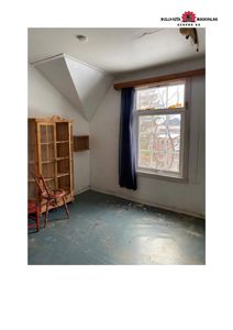 Fotografi av et innvendig rom (etasje) med møbler, vindu og takform.